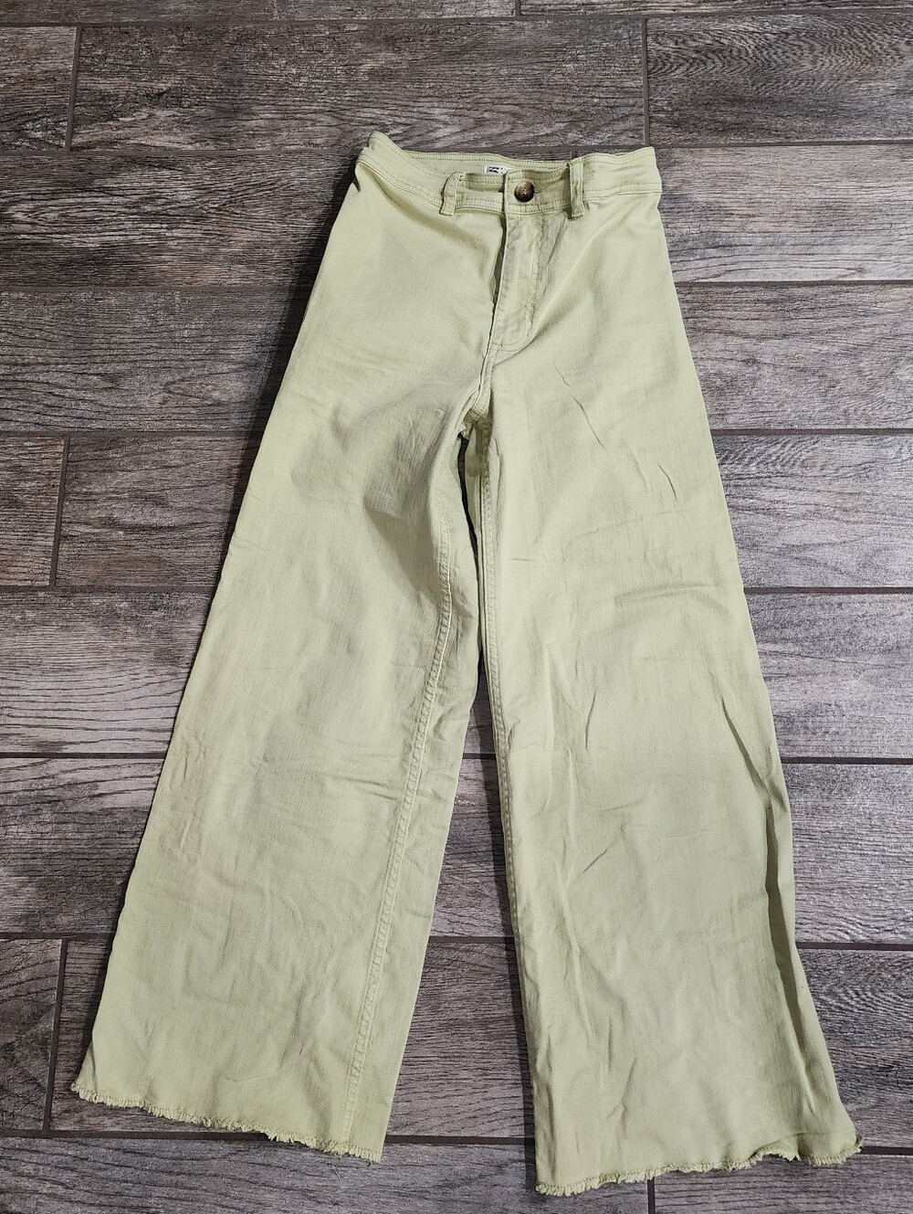 Billabong green wide leg frayed hem pants. Size 26" waist. Excellent